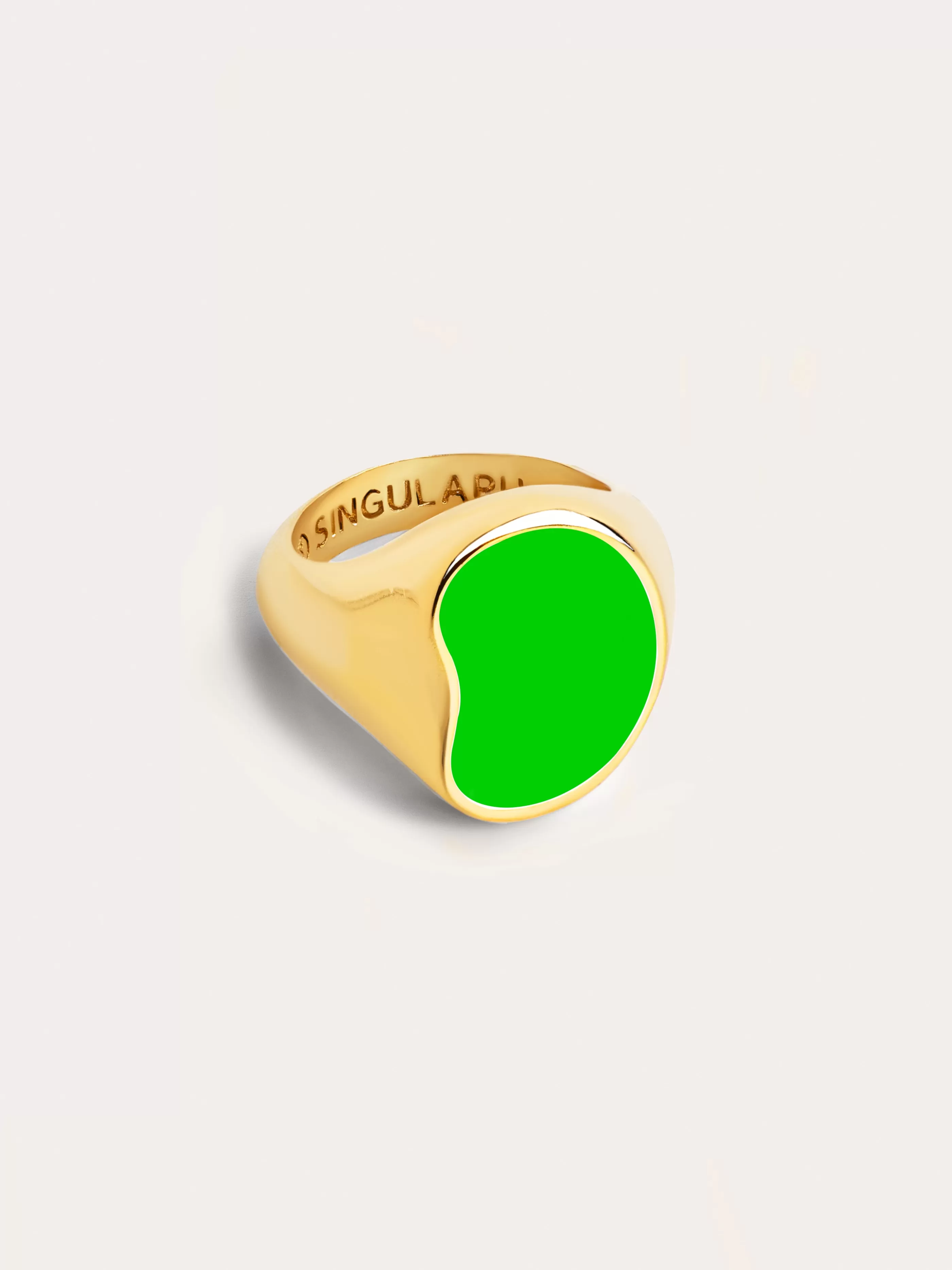 SINGULARU Anillo Signet Bean Lime Enamel Bano Oro- Anillos Con Talla