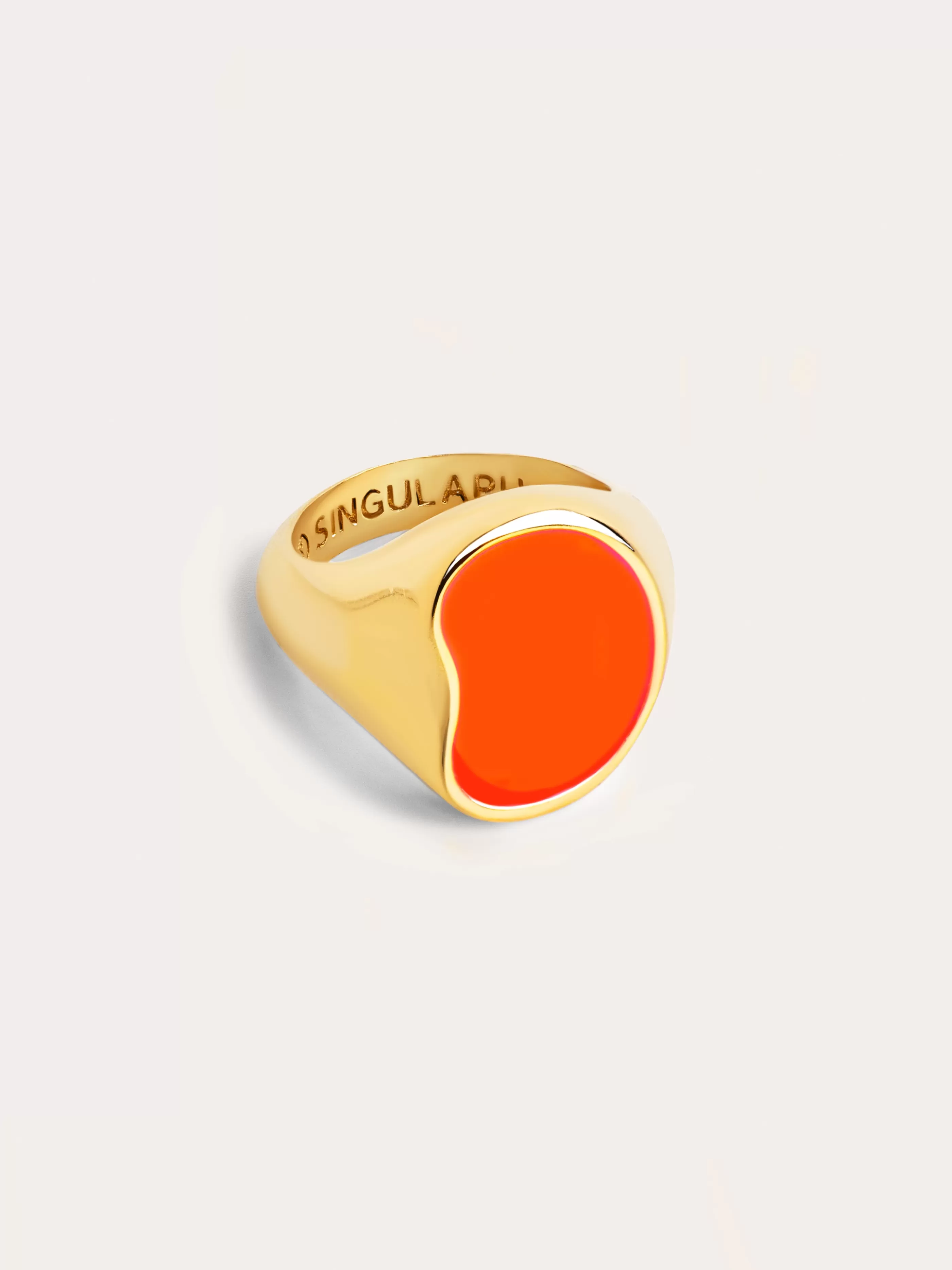SINGULARU Anillo Signet Bean Neon Orange Enamel Bano Oro- Anillos Con Talla
