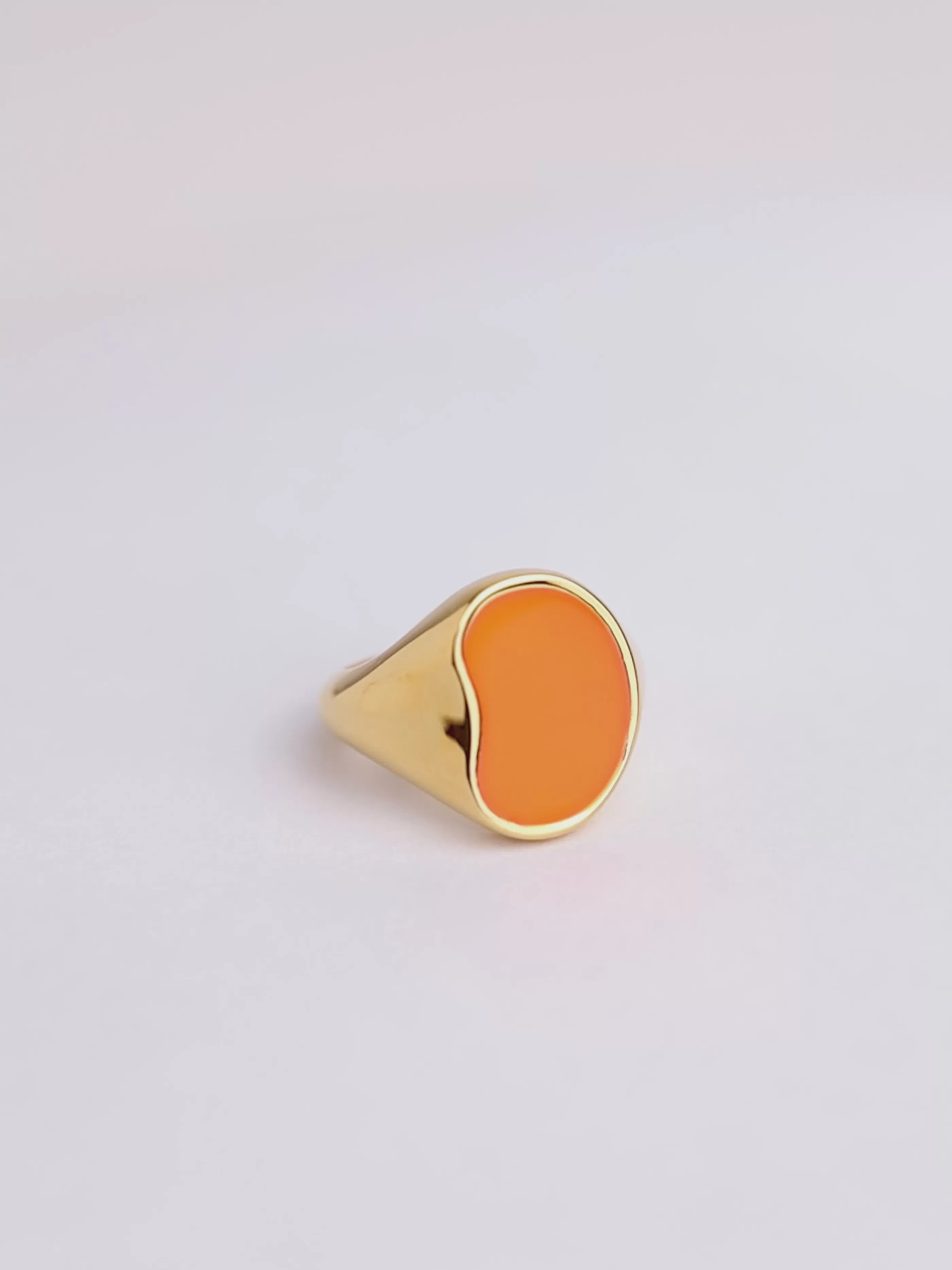 SINGULARU Anillo Signet Bean Neon Orange Enamel Bano Oro- Anillos Con Talla