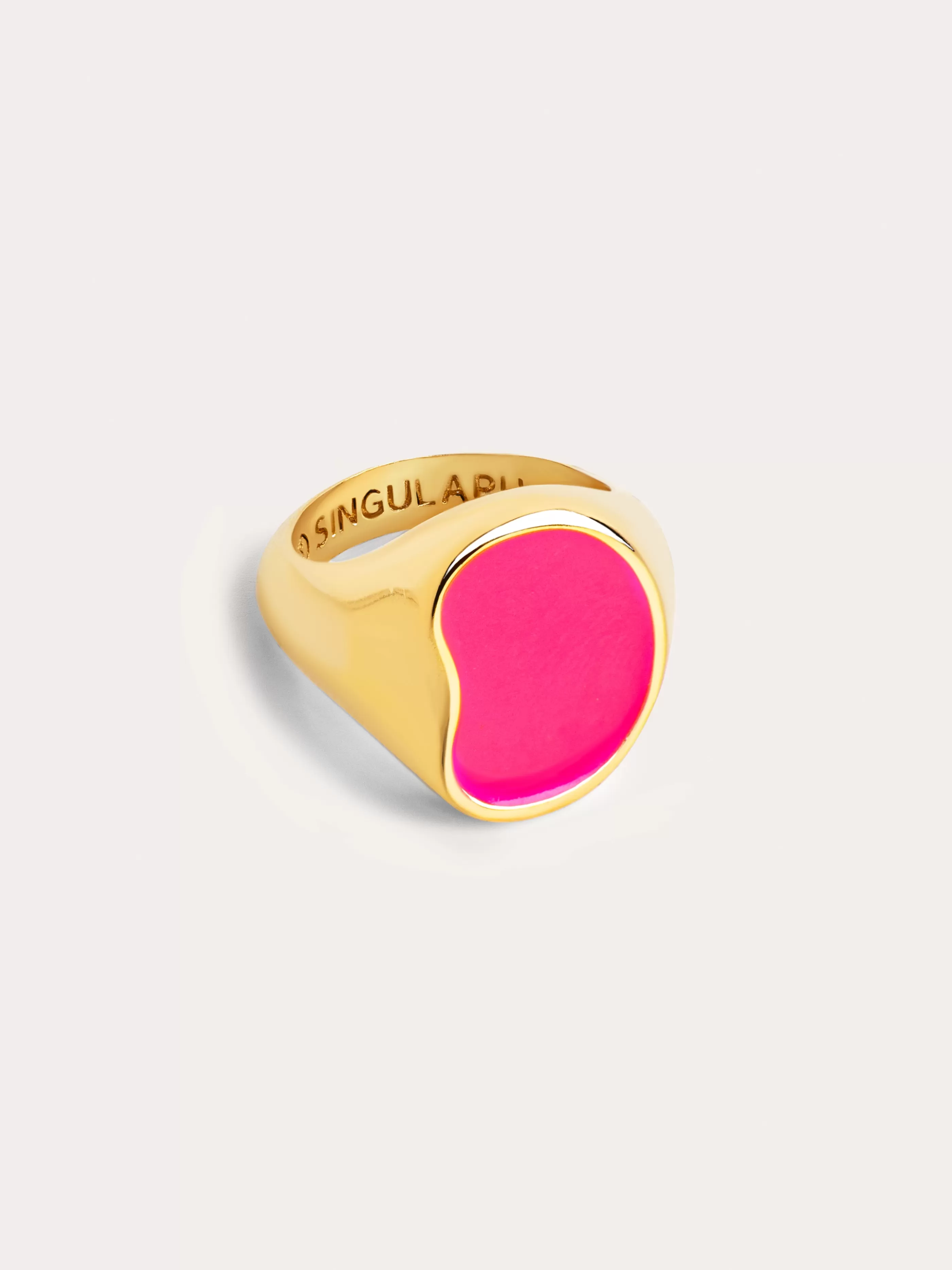 SINGULARU Anillo Signet Bean Neon Pink Enamel Bano Oro- Anillos Con Talla