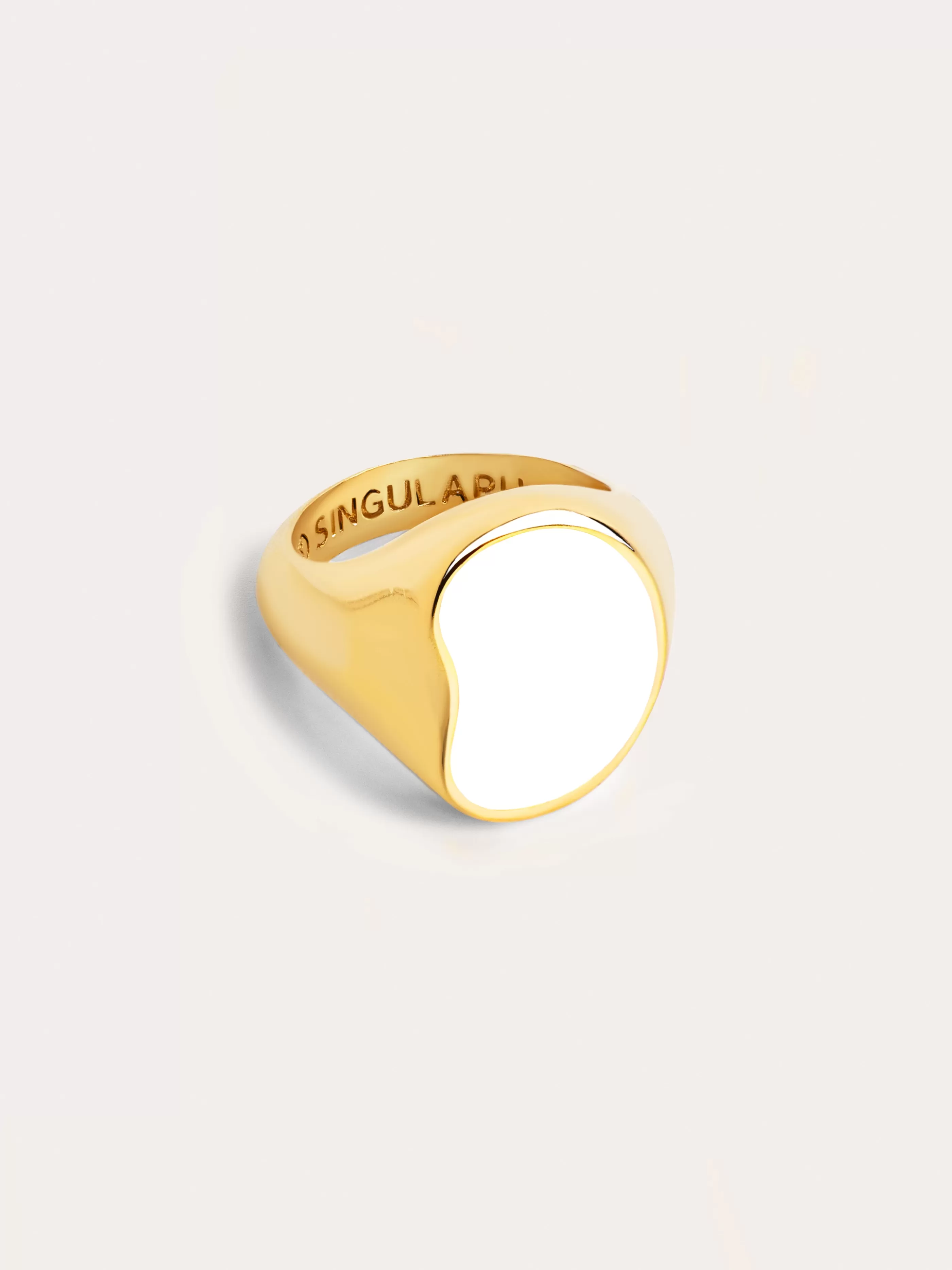 SINGULARU Anillo Signet Bean White Enamel Bano Oro- Anillos Con Talla